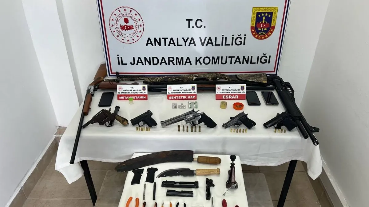 Antalya’da uyuşturucu ve silah operasyonu