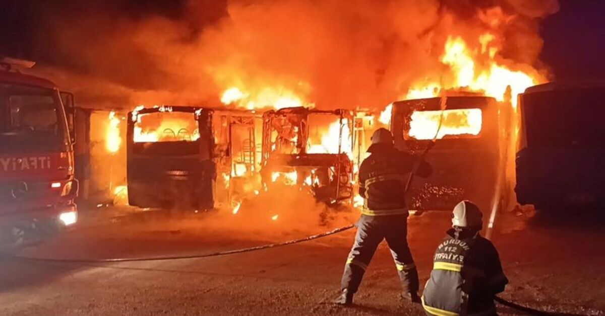 Burdur’da özel halk otobüsleri alev alev yandı